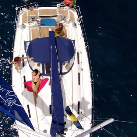 Charming Boat In With Sea View *