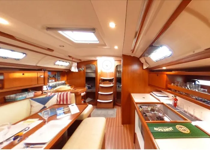 Charming Boat In With Sea View *