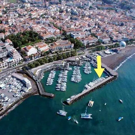 بيت للعطل Charming Boat In With Sea View